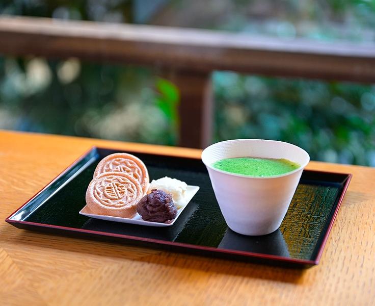 [写真]翔天亭で提供されているお茶とお菓子です。