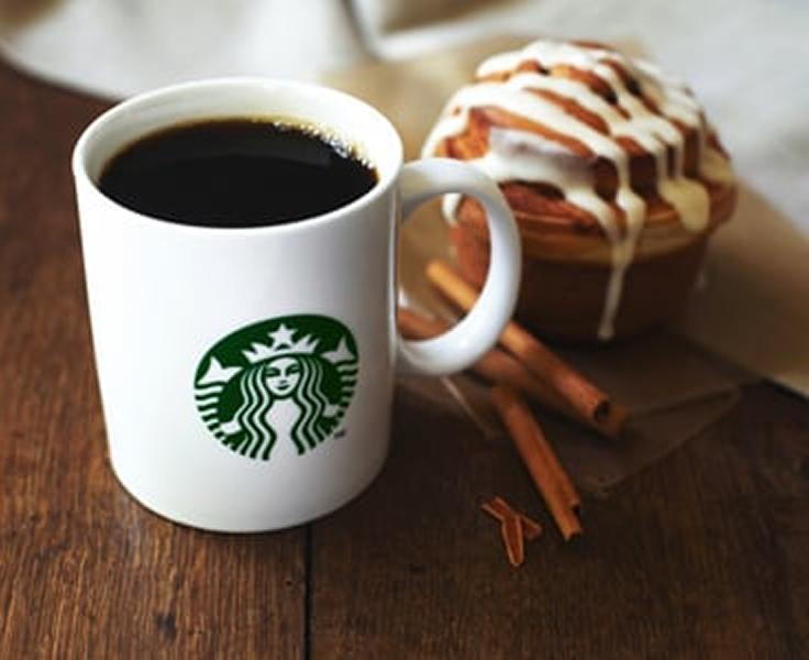 [写真]スターバックスコーヒーのコーヒーとシナモンロールです。