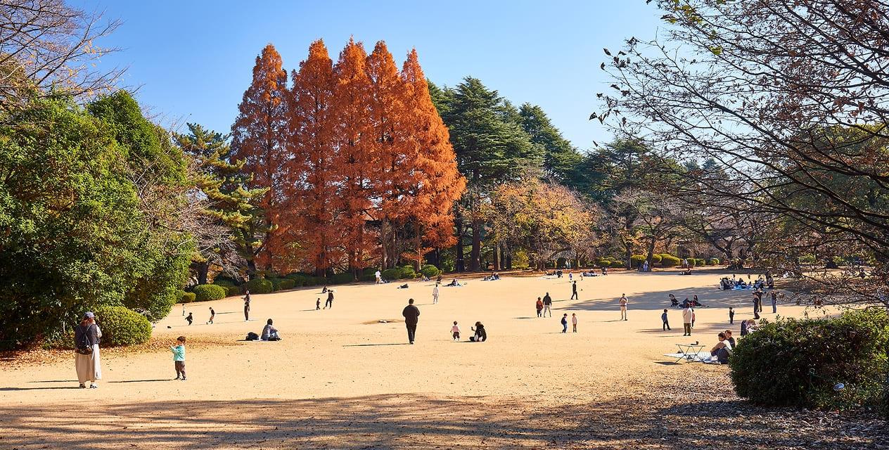 [写真]こども広場内では、たくさんの親子が思い思いに楽しい時間を過ごしています。