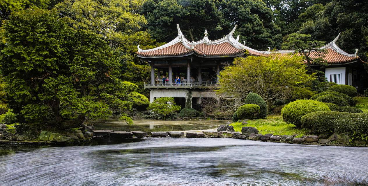 [写真]日本庭園にある旧御凉亭の外観の様子。
