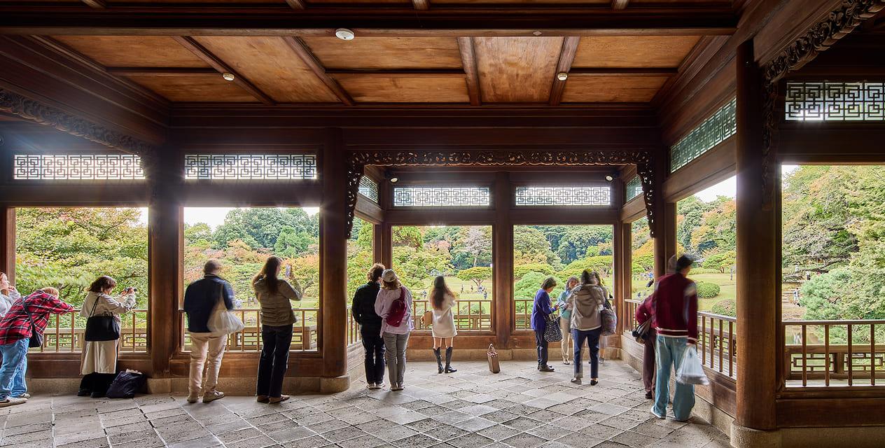 [写真]旧御凉亭内部。窓越しに広がる日本庭園のパノラマに、人々は言葉を忘れて魅了されています。