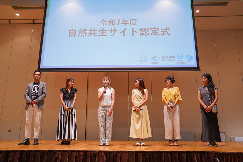 左から⼩原壮太郎⽒、⾼橋万⾥恵氏、富永美樹⽒、奥村奈津美⽒、NOMA⽒、⼤葉ナナコ⽒ 左から⼩原壮太郎⽒、⾼橋万⾥恵氏、富永美樹⽒、奥村奈津美⽒、NOMA⽒、⼤葉ナナコ⽒