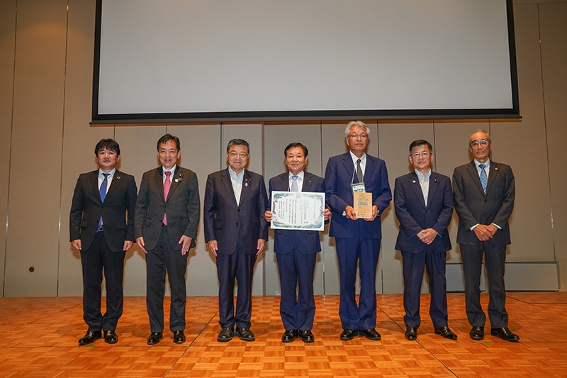 ⿅島市⻑及び連携活動実施者５団体のうち⾳成めだかの楽校