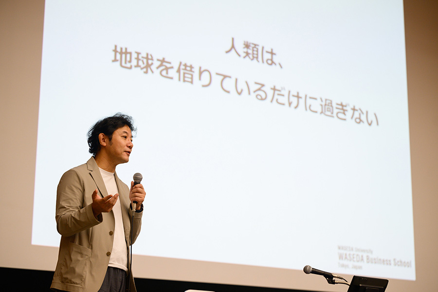 写真：基調講演を行う入山章栄氏