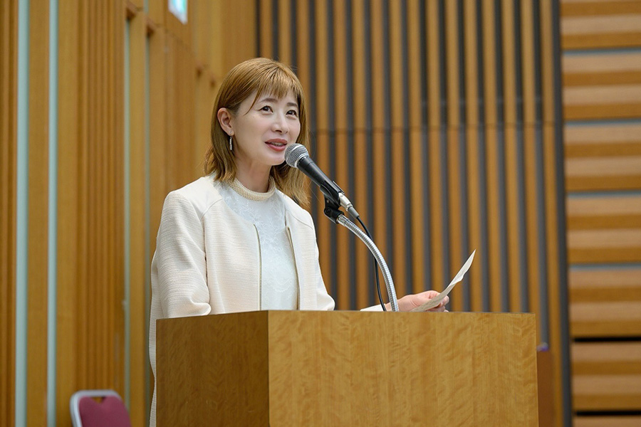 写真：司会進行を行う富永美樹氏