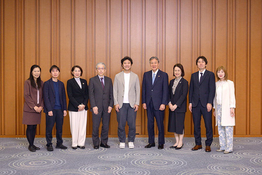 写真：登壇者8名と富永美樹氏 