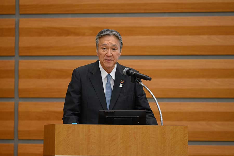 写真：開会挨拶行う西澤会長