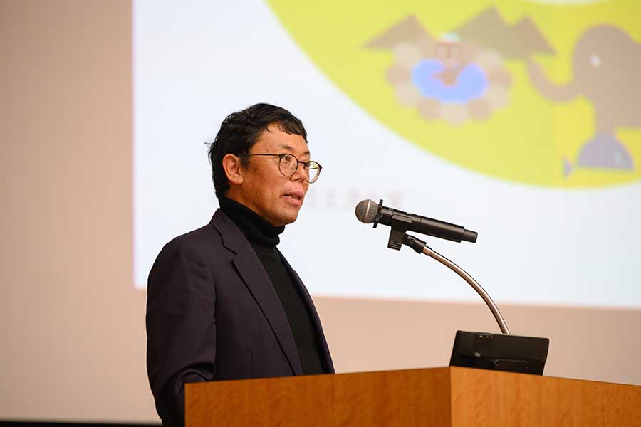 写真：演台にて基調講演を行う近藤氏