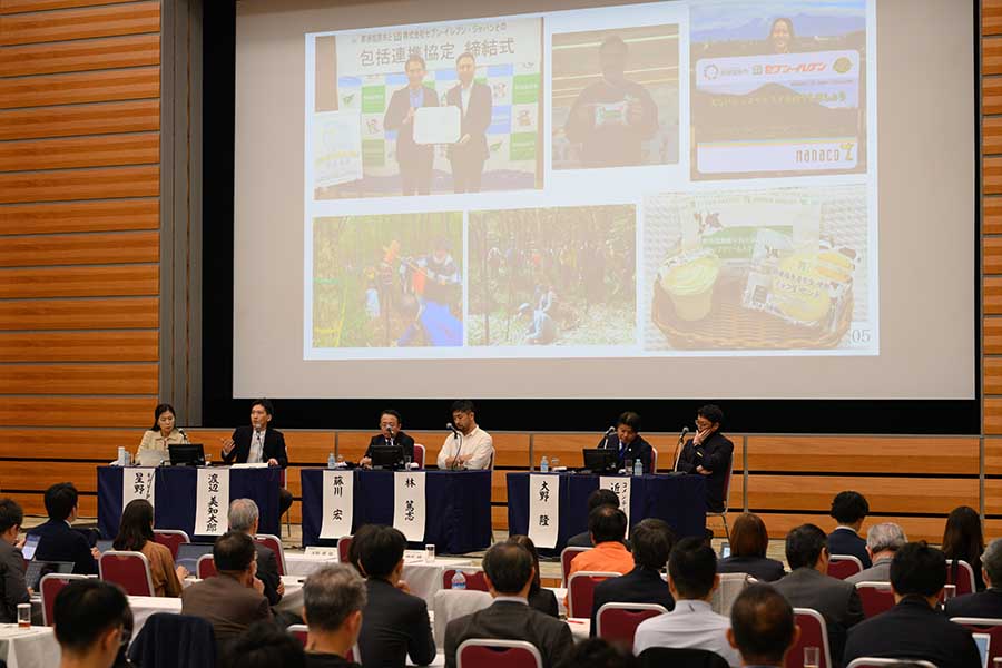 写真：パネルディスカッション壇上の様子