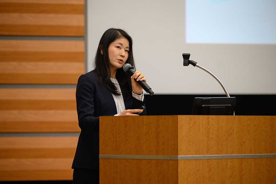 写真：演台で発表する環境省永田室長