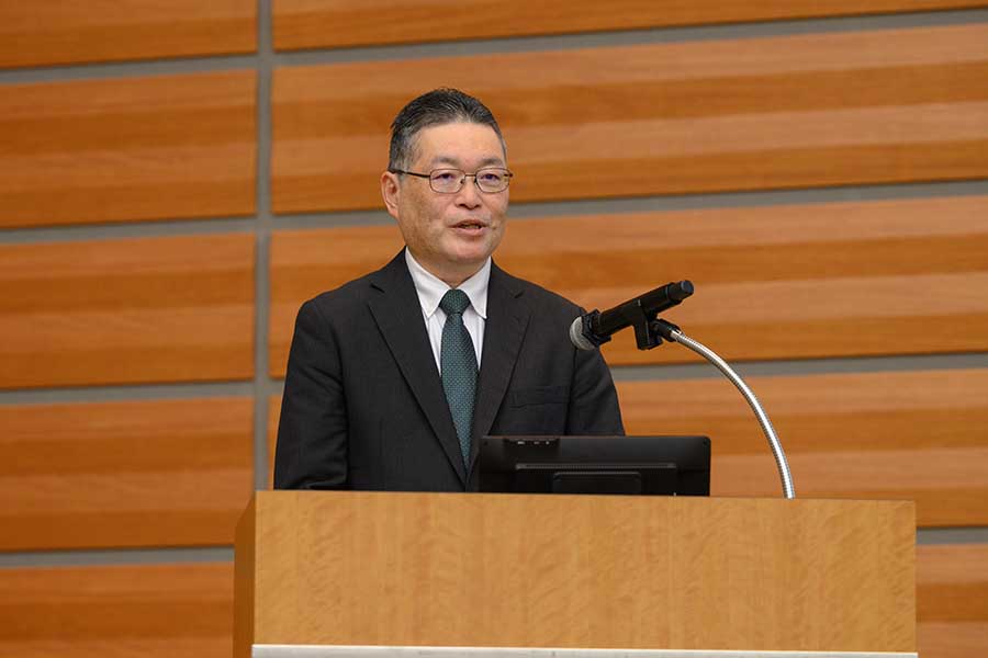 写真：閉会挨拶をする環境省堀上局長