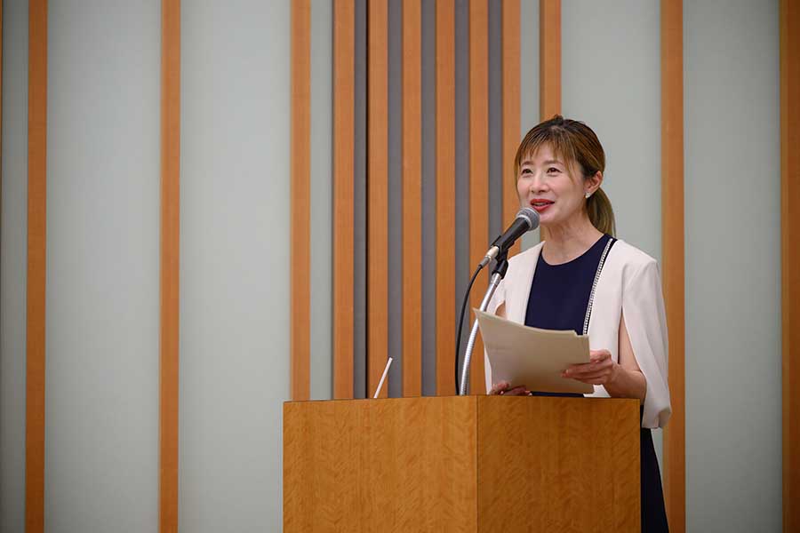 写真：司会をする富永氏