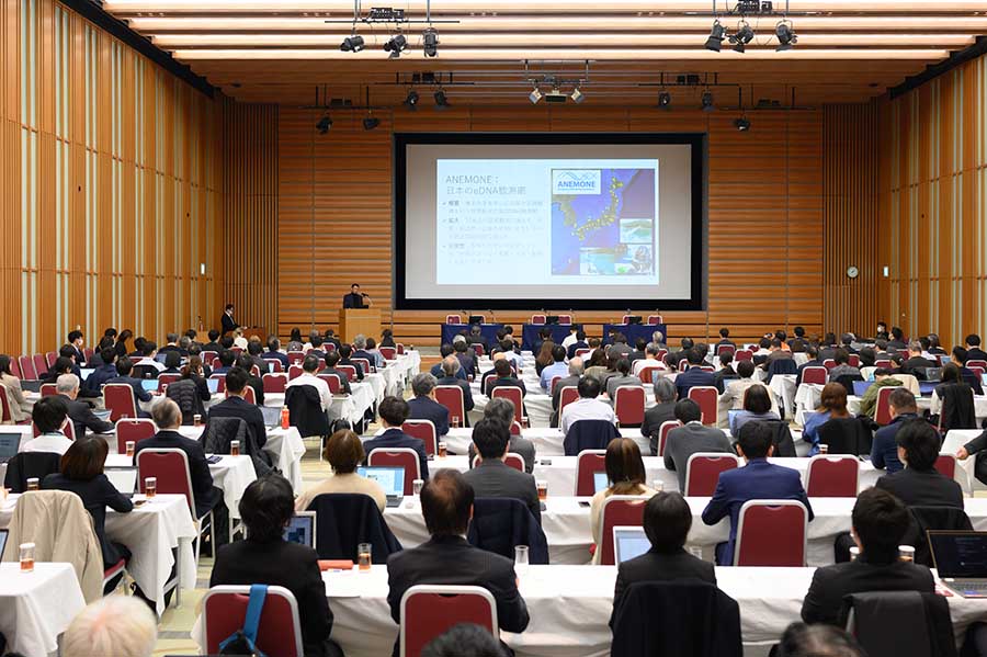 写真：シンポジウム開催中の経団連ホール全体の様子