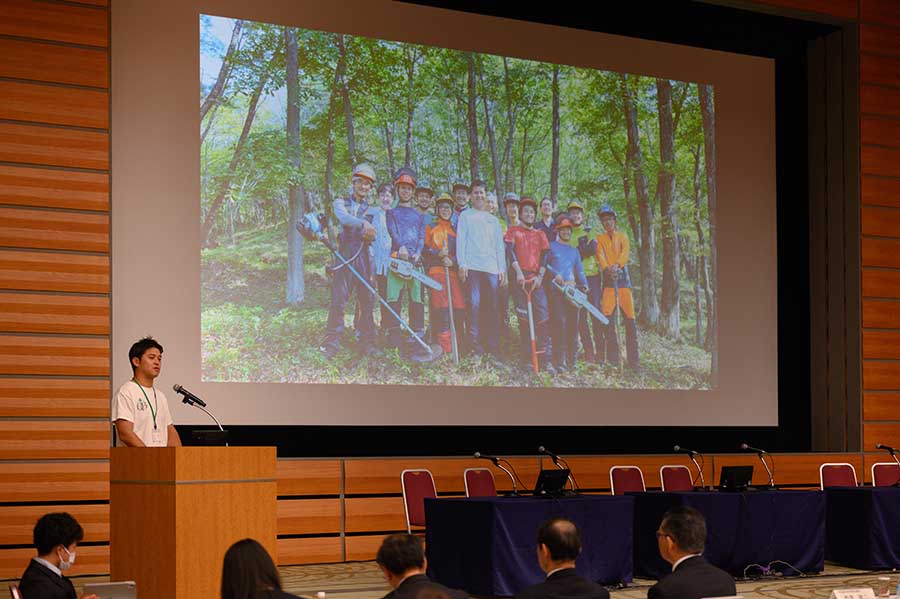 写真：ピッチを行う出展者