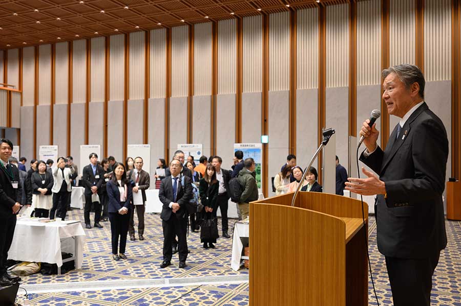 写真：主催者挨拶を行う西澤会長