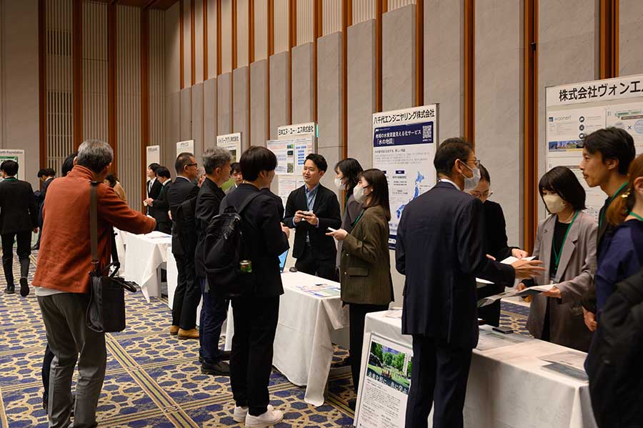 写真：意見交換をする来場者と出展者