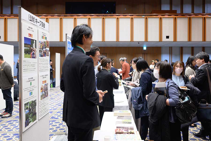 写真：意見交換をする来場者と出展者