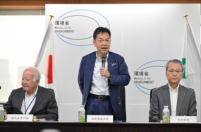 写真：左から武内会長代理・浅尾環境大臣・筒井J-GBF会長