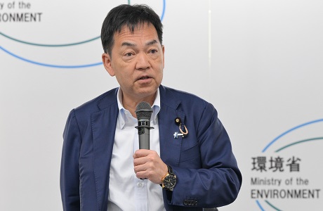 写真：会場で挨拶する浅尾環境大臣