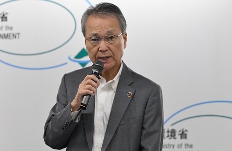 写真：会場で挨拶する筒井J-GBF会長
