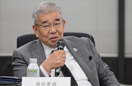 写真：会場で発言する堂本委員