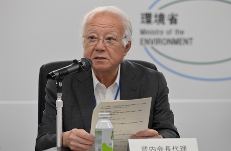 写真：会場で発言する涌井委員