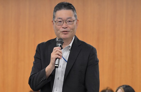 写真：会場で挨拶する堀上自然環境局長