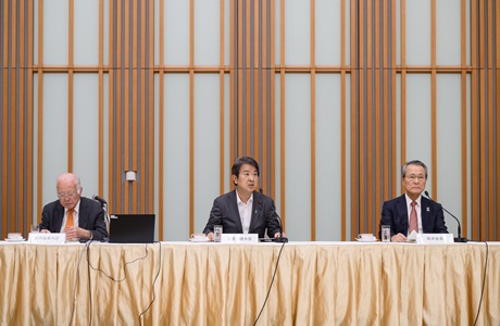 写真：左から、武内会長代理、石原環境大臣、筒井J-GBF会長
