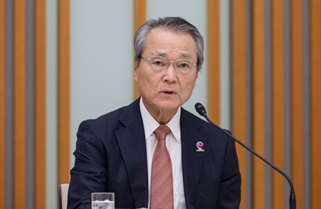 写真：会場で挨拶する筒井J-GBF会長