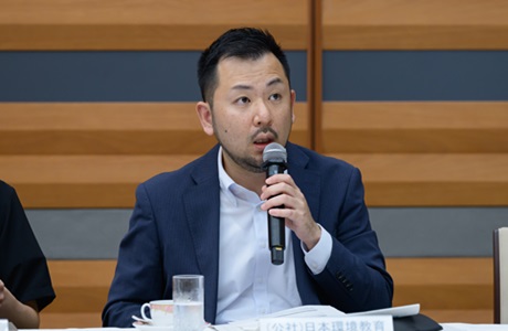 写真：会場で発言する日本環境教育フォーラム