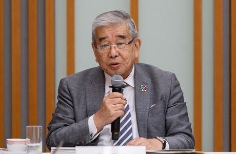 写真：会場で発言する涌井委員
