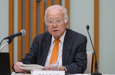 写真：会場で発言する武内会長代理