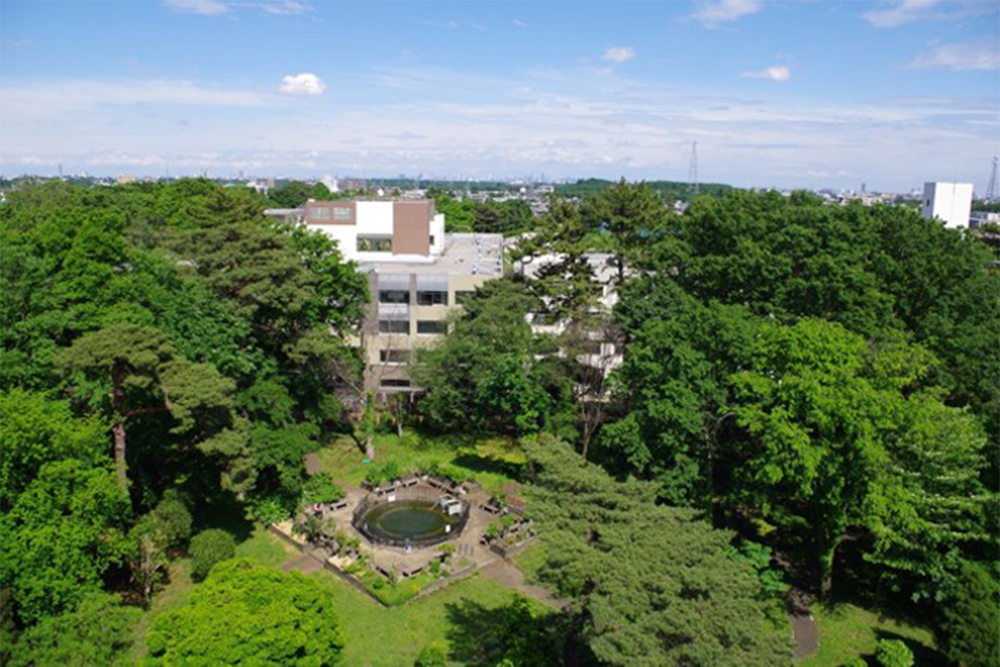 （写真）大自然に囲まれた大学キャンパス
