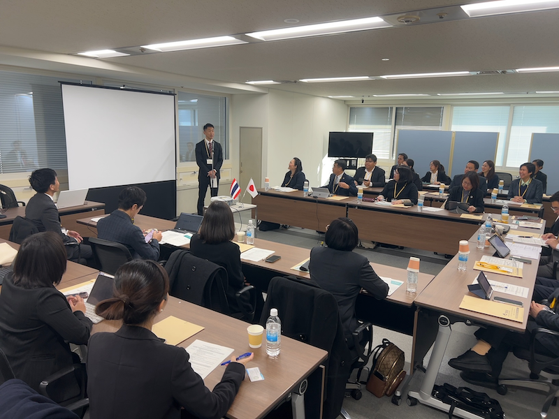 会議室に集まる視察団