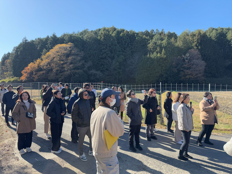 周りの自然を眺める参加者