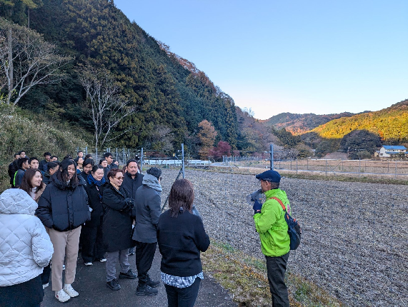 ガイドをしている人の話を聞く参加者