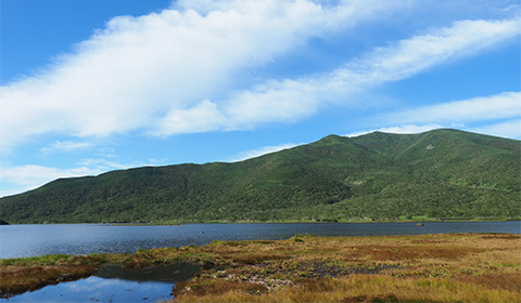 知西別岳の麓に水を湛える知床半島最大の湖、羅臼湖