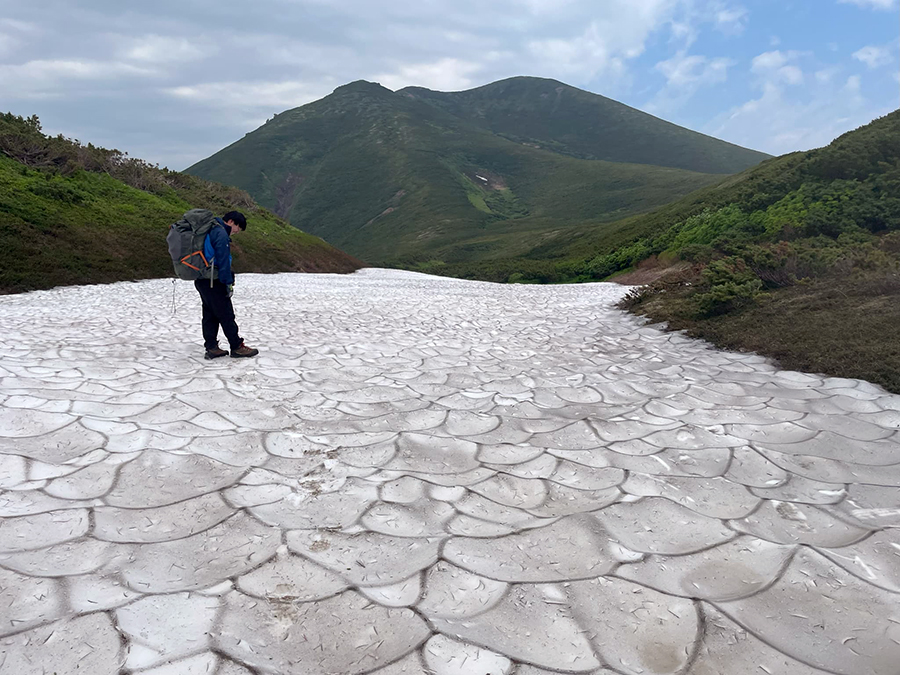 三ツ峰の雪渓の様子