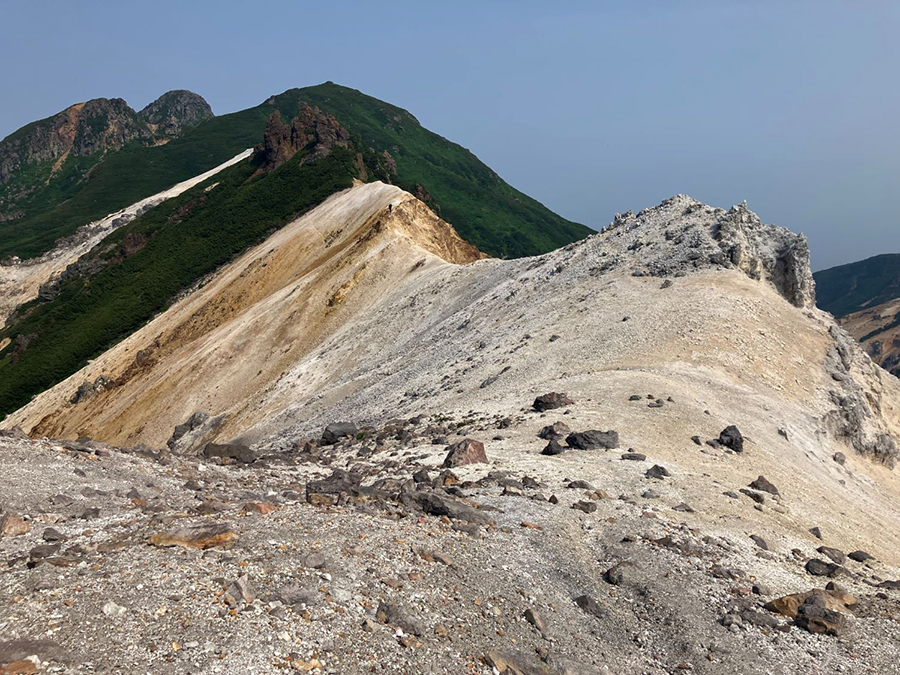 白い火山灰の稜線