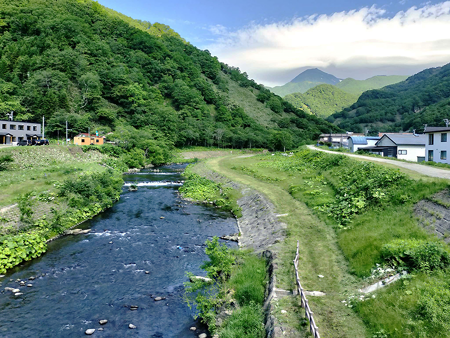 町を流れる羅臼川