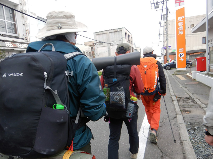 国立公園を通過し市街地を歩きゴールを目指す