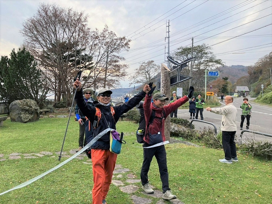 約350kmを歩き通したハイカーのゴールの瞬間