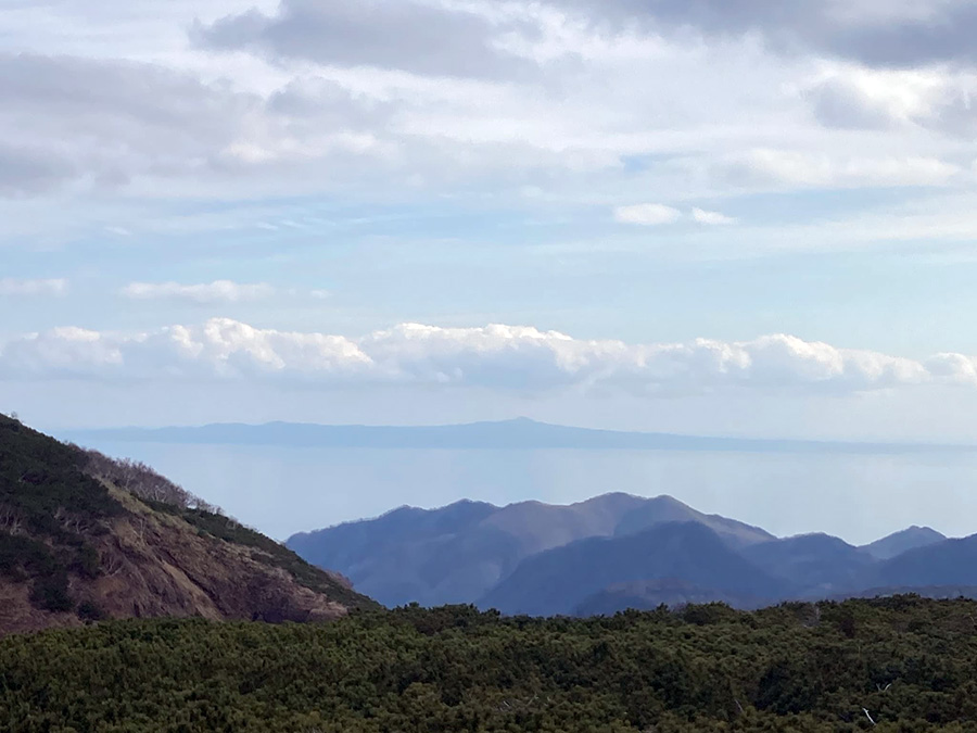 知床峠からの国後島