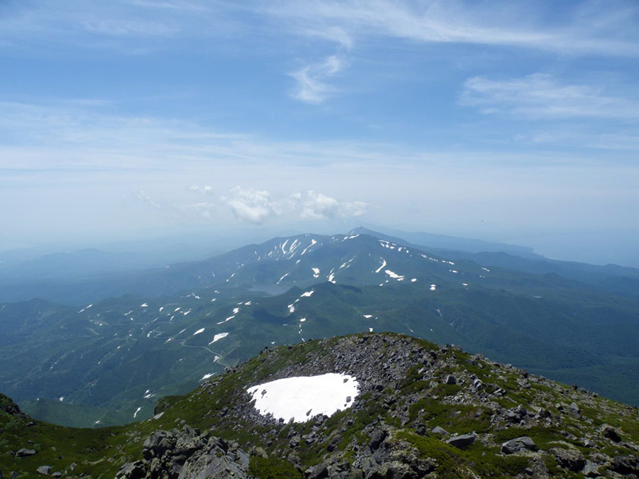 山頂から見る羅臼湖の写真
