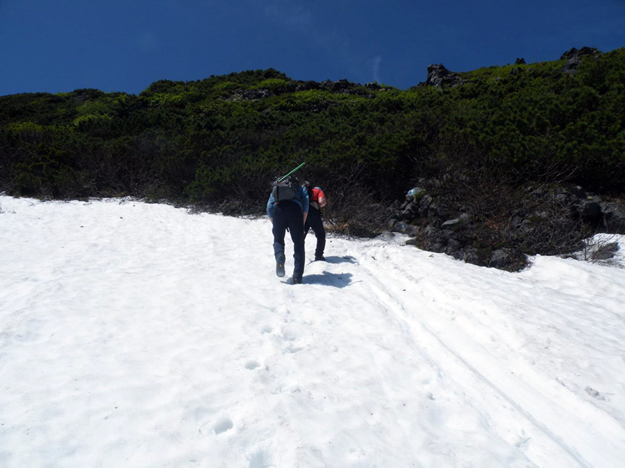 山頂付近の雪渓の様子