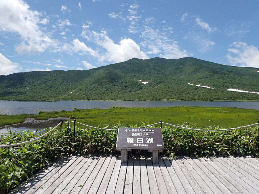 羅臼湖と知西別岳