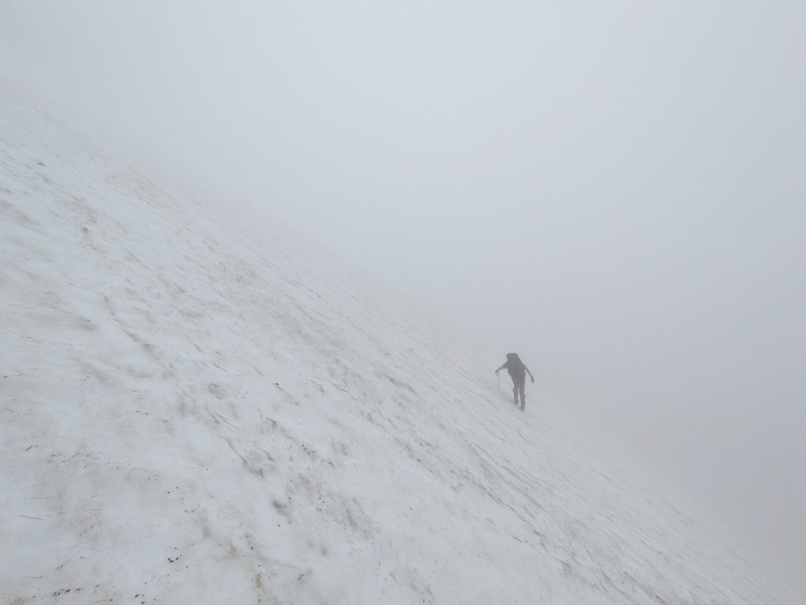 硫黄山直下の雪渓