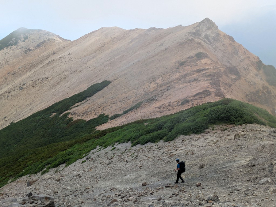 硫黄山を越えての下り