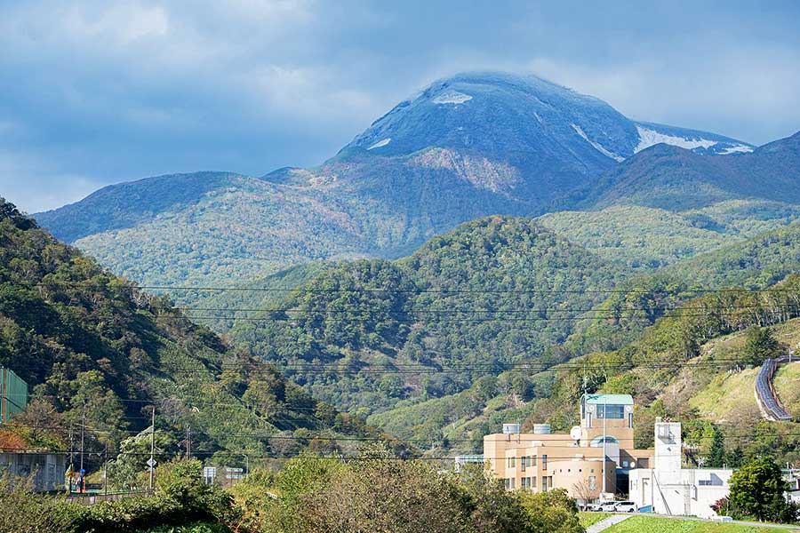 冠雪した羅臼岳の写真
