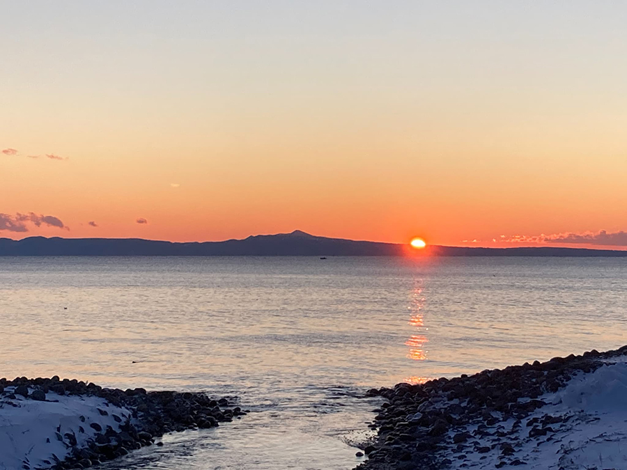 国後島から昇る初日の出